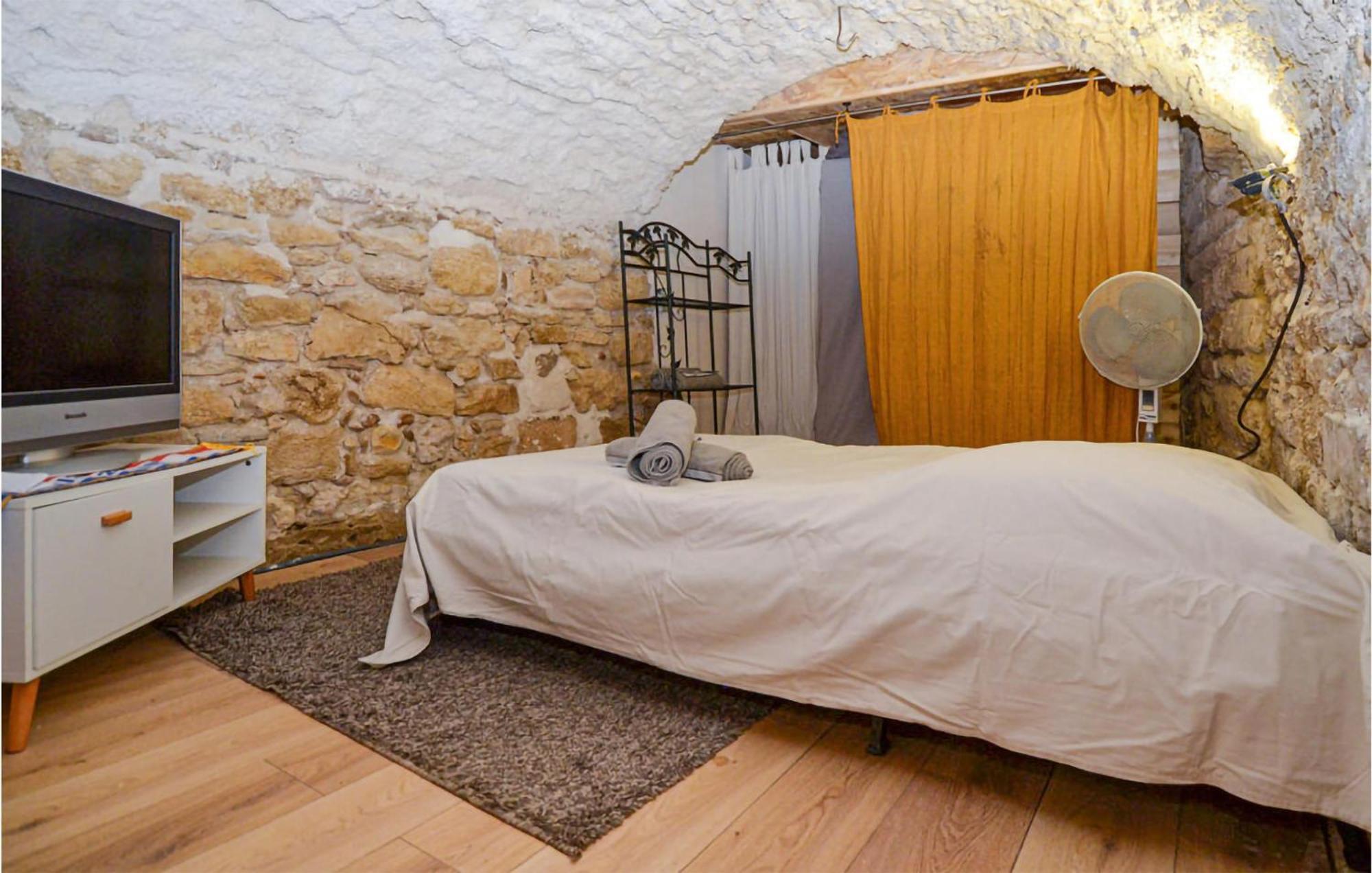 Awesome Apartment In Pujaut With Swimming Pool Kültér fotó